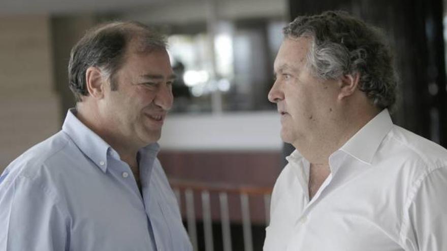 Juan Carrau y el juez Pedro Barceló, ayer en el congreso.