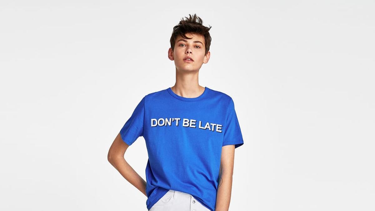 Camiseta 'DON'T BE LATE' de Zara