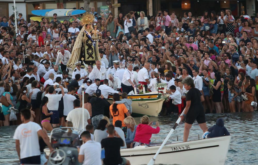 La Virgen del Carmen de Pedregalejo y la de El Palo se encuentran en las aguas del Mediterráneo.