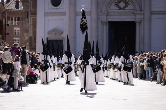 EN IMÁGENES | La Exaltación de la Santa Cruz abre paso al día grande de la Semana Santa de Zaragoza