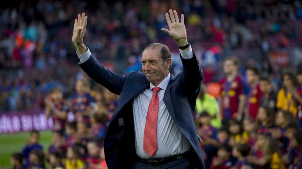 Quini agradeciendo el homenaje que se le hizo en el Barça-Sporting