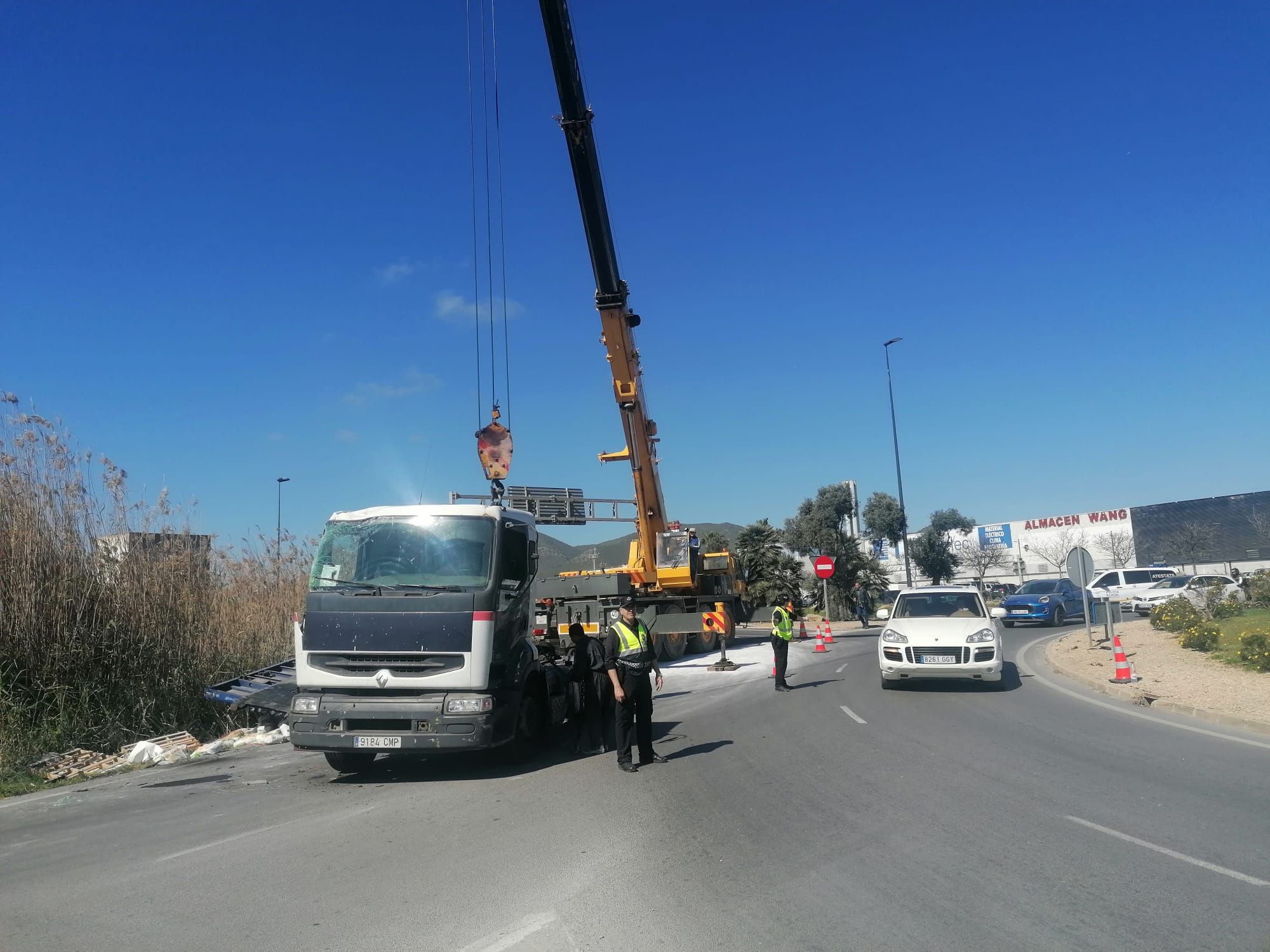 Galería de imágenes del accidente de un camión pesado volcado en la rotonda de los podencos de Ibiza