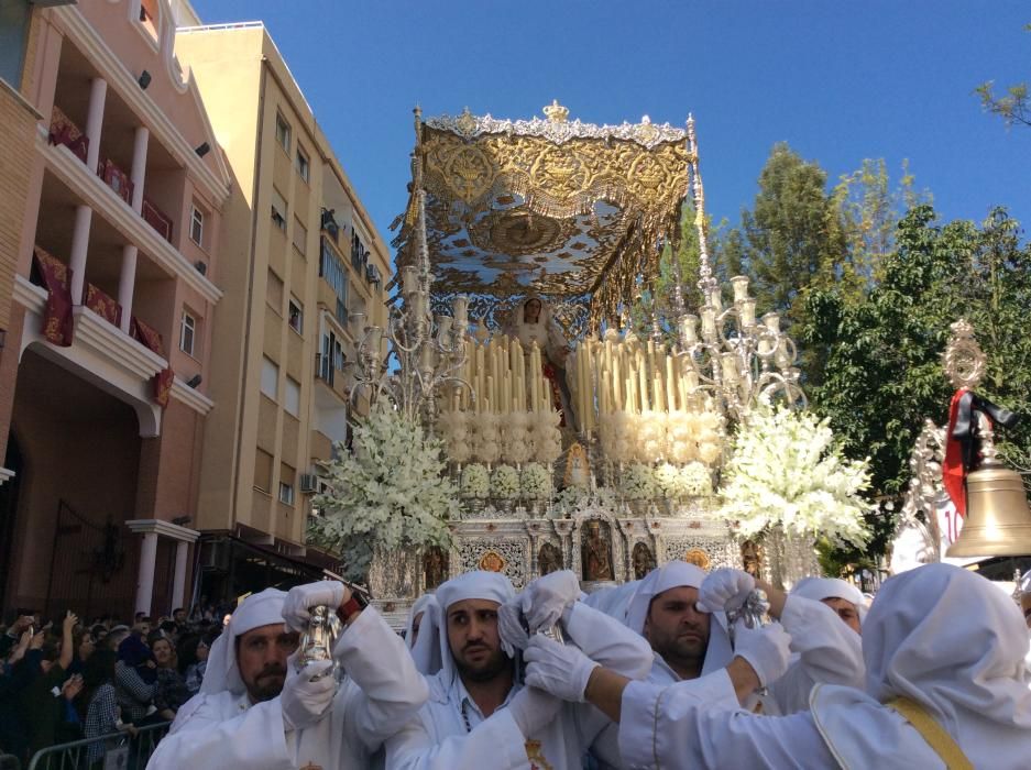 La Hermandad del Jesús Nazareno de los Pasos y María del Rocío Coronada abre los cortejos del día desde el entorno de la plaza de la Victoria