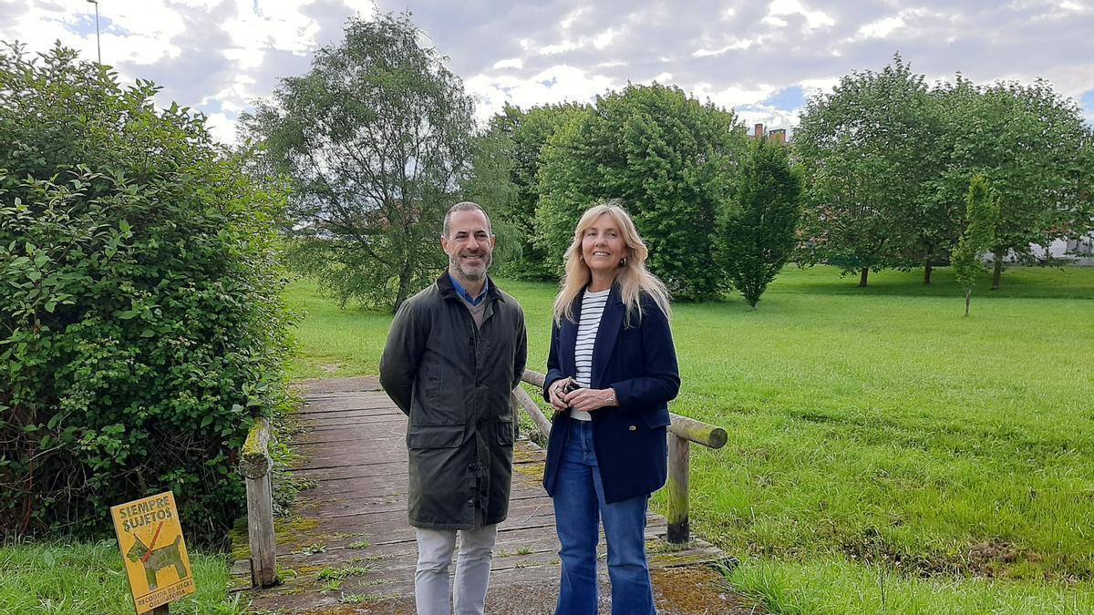 Ángel García y Alejandra Cuadriello, ante uno de los punetes que serán renovados