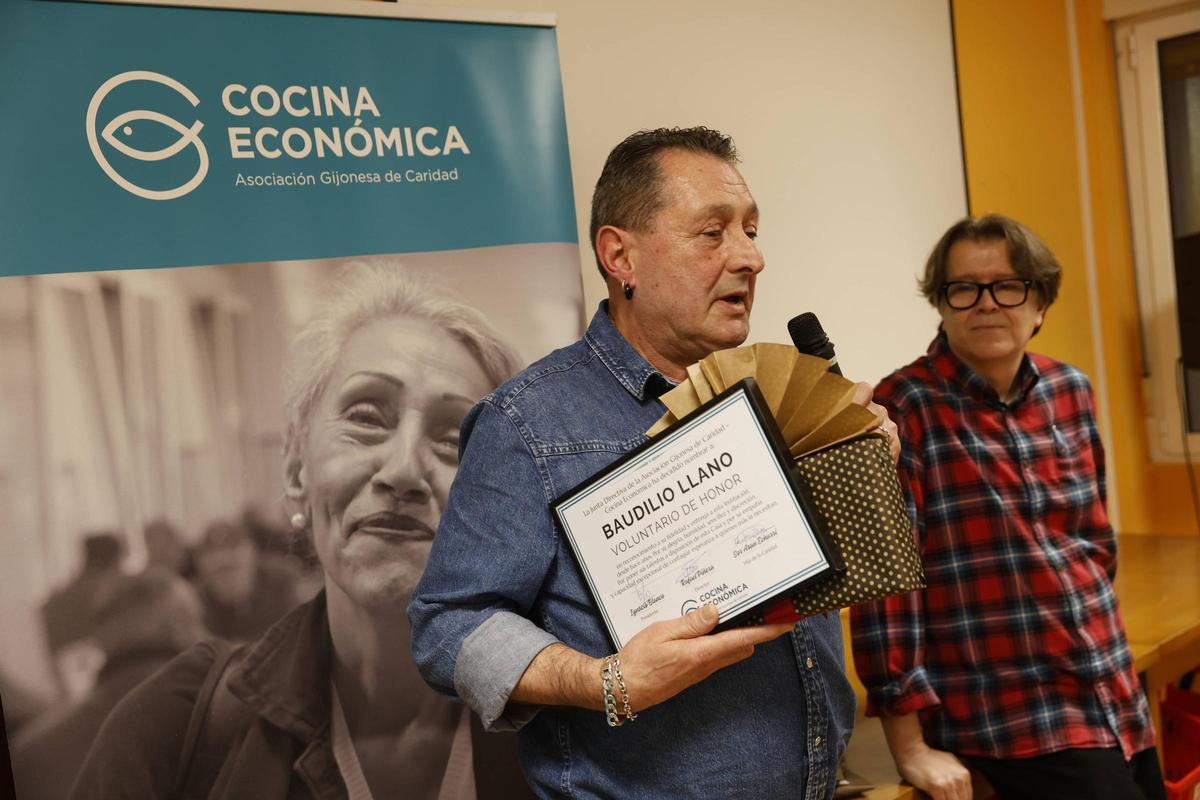 Un ejemplo de "humanidad y entrega": la Cocina Económica de Gijón rinde homenaje a sus voluntarios (en imágenes) Un ejemplo de "humanidad y entrega": la Cocina Económica de Gijón rinde homenaje a sus voluntarios (en imágenes)