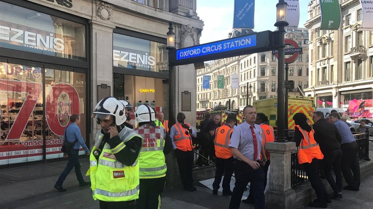 Bomberos frente a la estación de metro de Oxford Circus, en otro incidente el pasado 11 de agosto.
