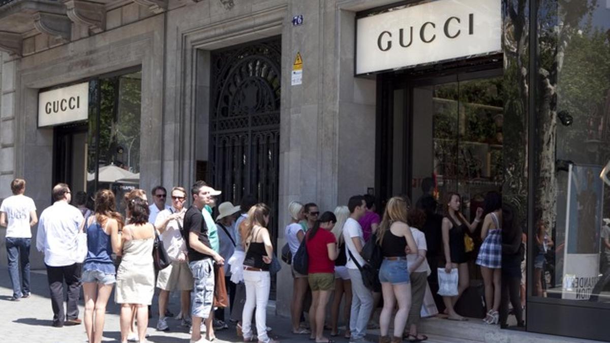 Colas ante Gucci, el primer día de las rebajas de verano 2010.