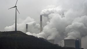 Un aerogenerador eólico delante de las torres de ventilación de la central térmica de Gelsenkirchen, en el estado alemán de Renania del Norte-Westfalia.