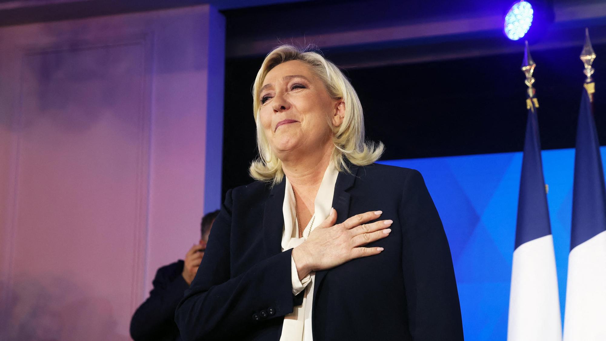 Le Pen, hace un gesto después de su derrota en la segunda vuelta de las elecciones presidenciales francesas de 2022.