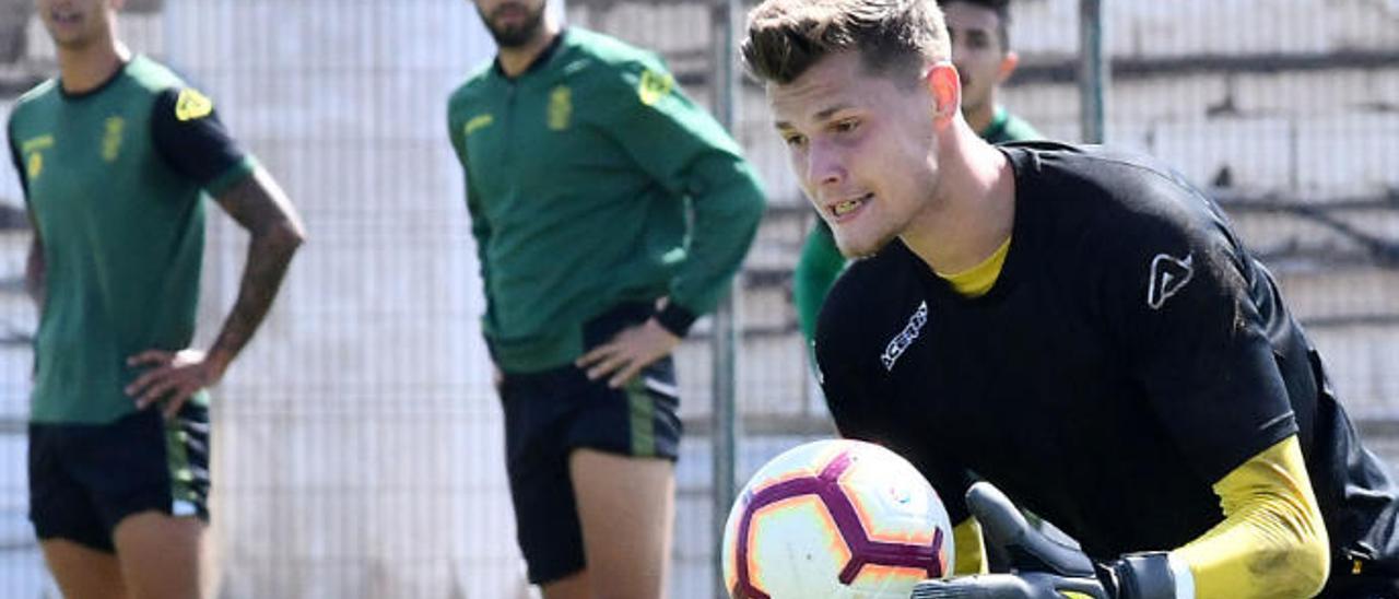 Josep Martínez, meta de la UD, durante un entreno en Telde. Detrás, Mesa y Deivid.