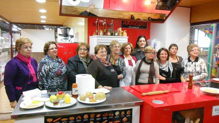 Participantes de los centros de la mujer en un curso sobre cocina .