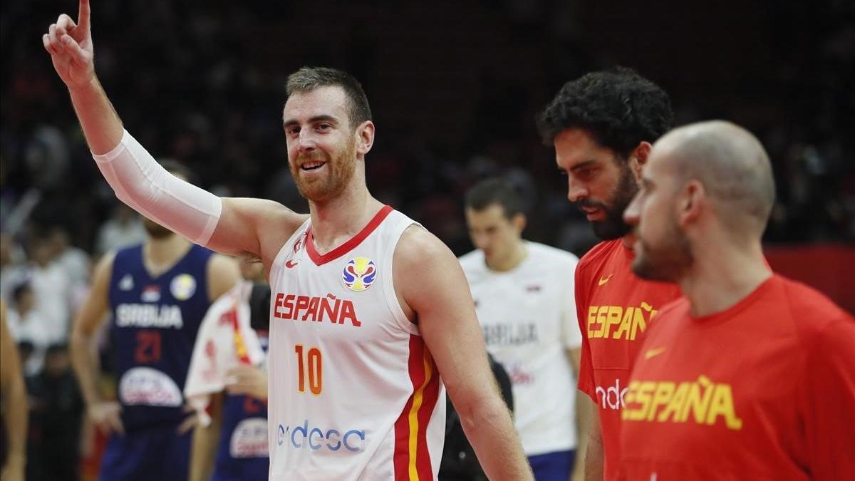 Victor Claver saluda a los aficionados españoles tras el triunfo ante Serbia