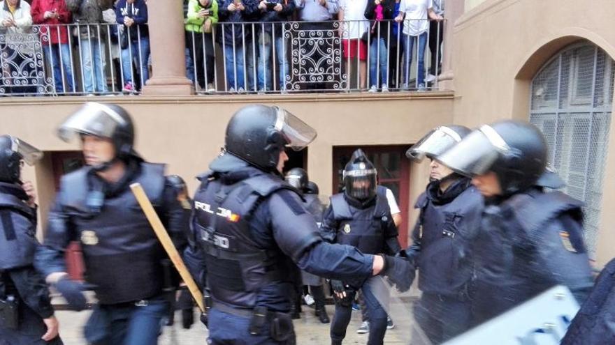 Cargas policiales en la escuela Ramon Llull durante el 1-0.