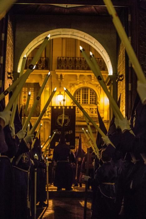 El Nazareno lució una nueva canastilla revestida de pan de oro y la parihuela de su trono original recién estrenada