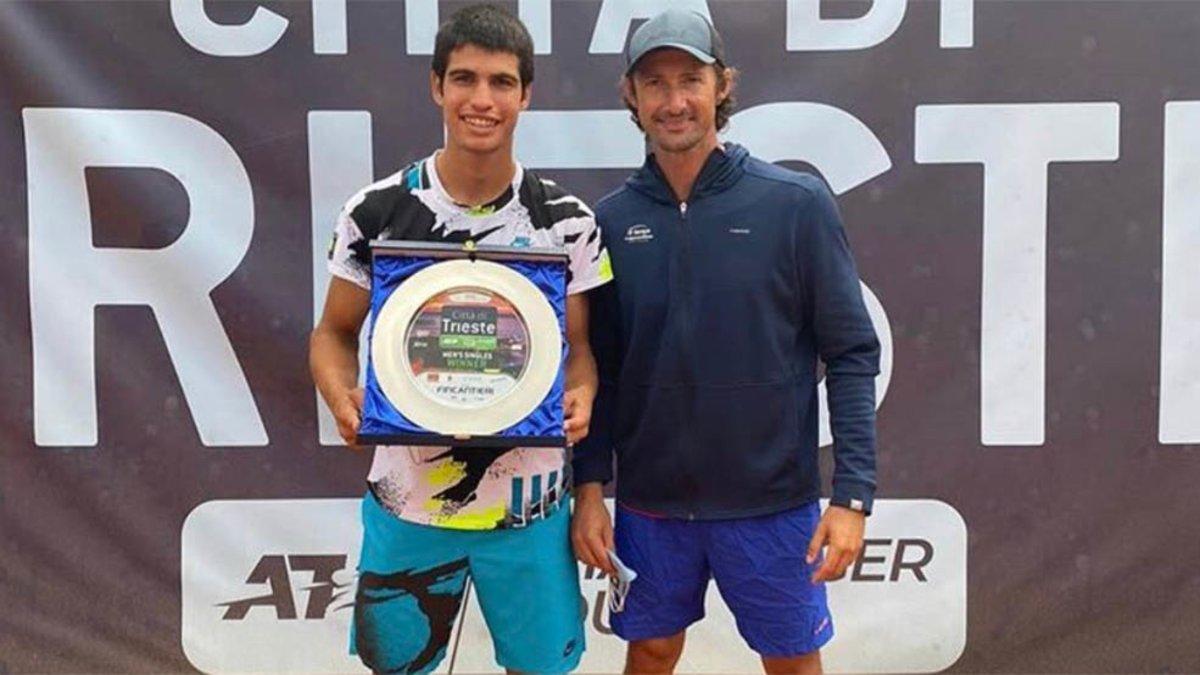 Alcaraz posa con el título, junto a Juan Carlos Ferrero