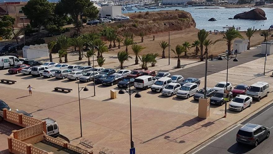 Los coches ocupan la acera y el centro del paseo Agustín Herrerín los fines de semana.