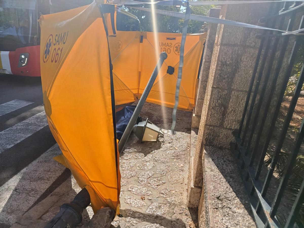 La farola caída tras ser golpeada por un autobús en Valldemossa