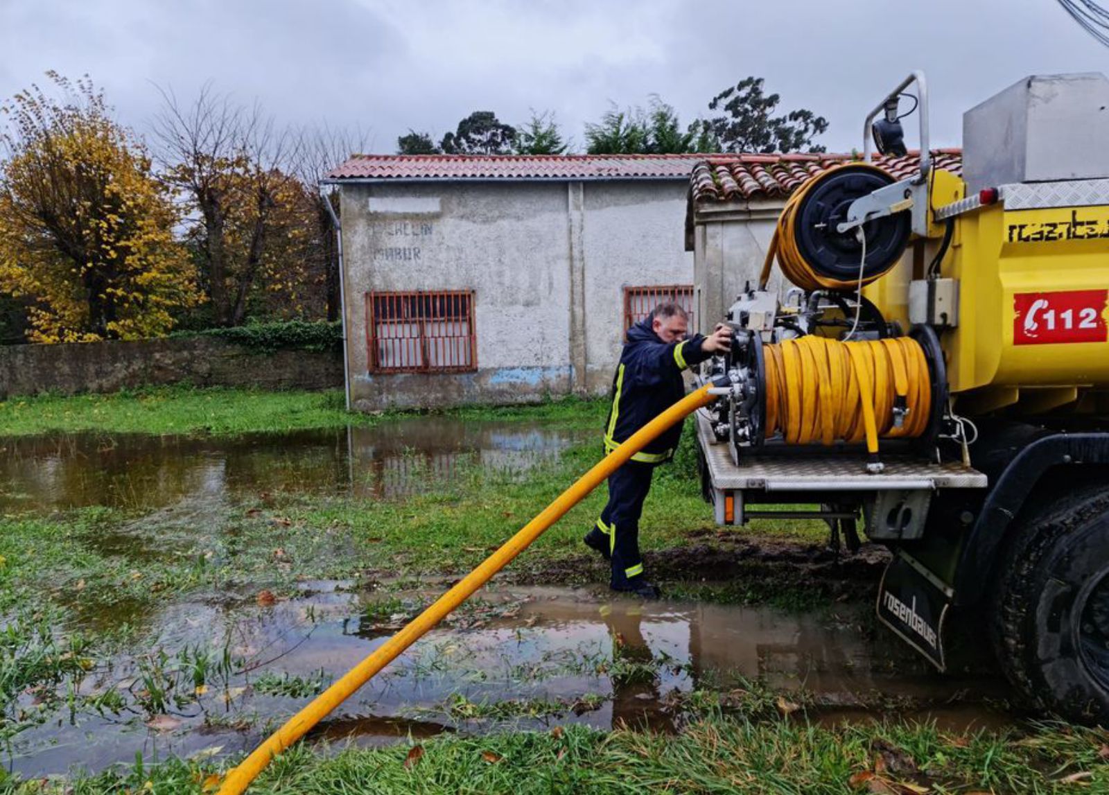 Los Bomberos del SEPA extraen agua embalsada en una finca de Villademar (Cudillero). | Demelsa Álvarez