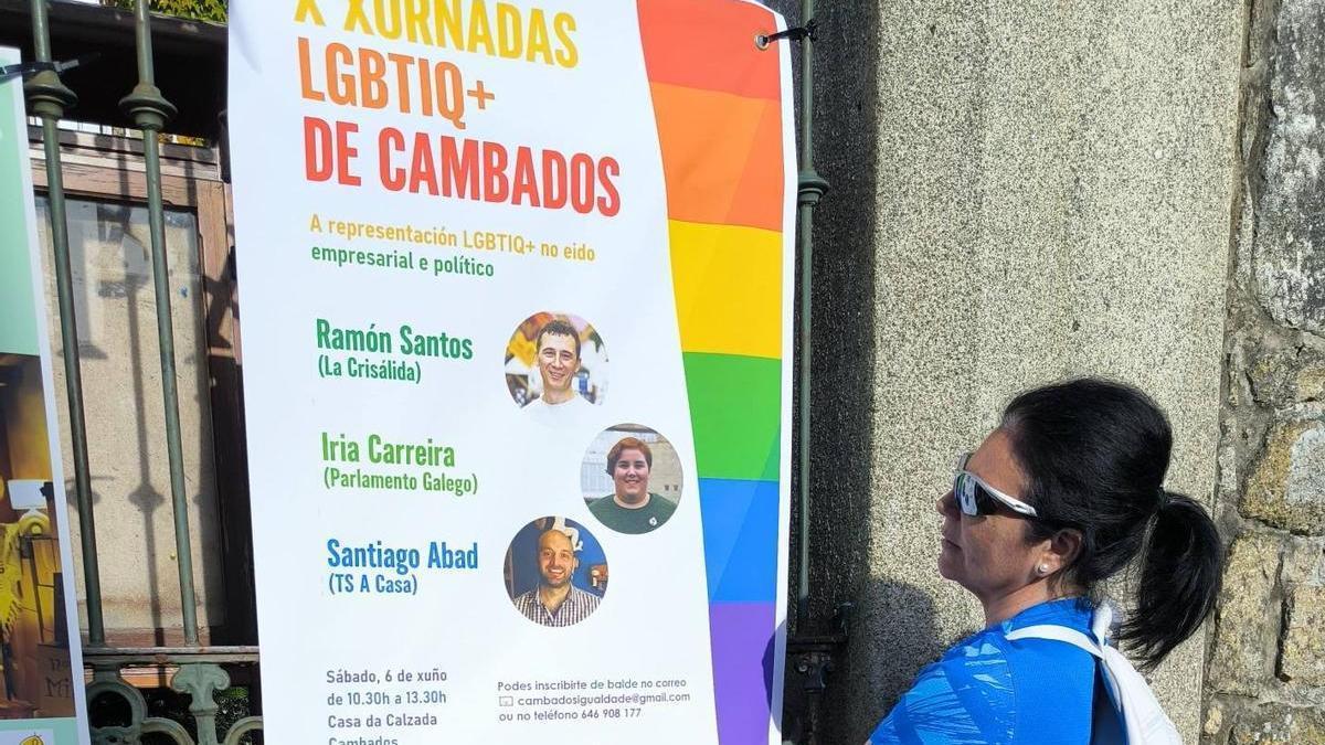 La concejala Mar Pérez con el cartel de la jornada.