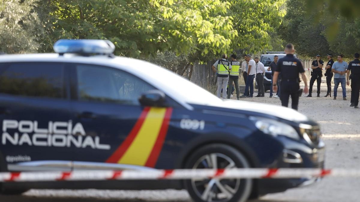 La Policía mantiene acordonado el lugar donde se ha encontrado el cadáver calcinado de un hombre, cerca del Zoo de Córdoba.