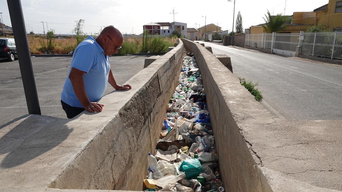 Acumulación de basura en el Camino Molino de la Seirra, en Lorca.