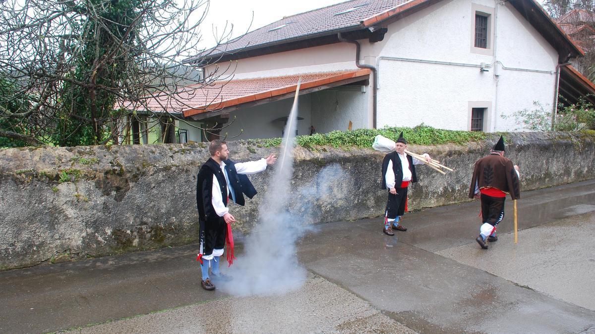 Posada la Vieja le gana la batalla a la lluvia y sale a la calle por San José