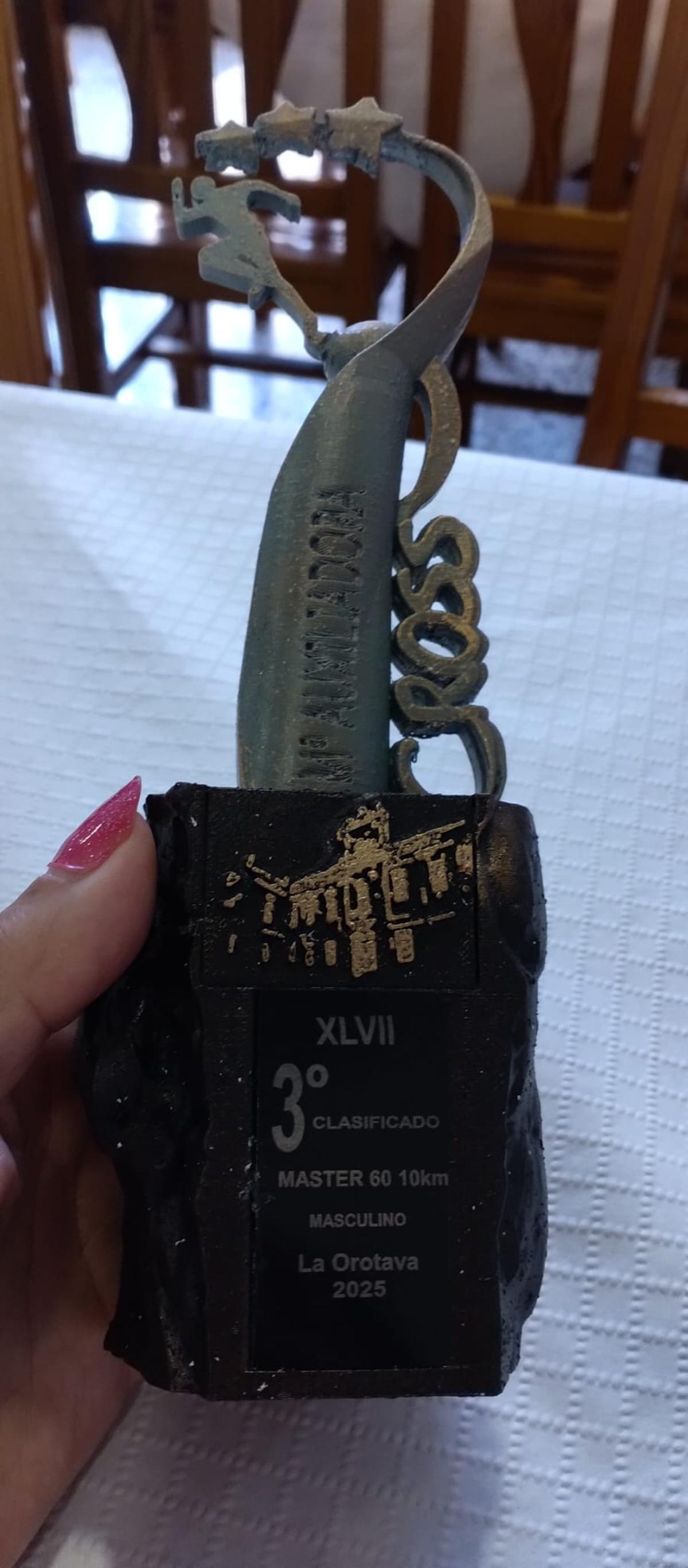 Trofeo del tercer puesto en la carrera 60 10 Km categoría masculina.