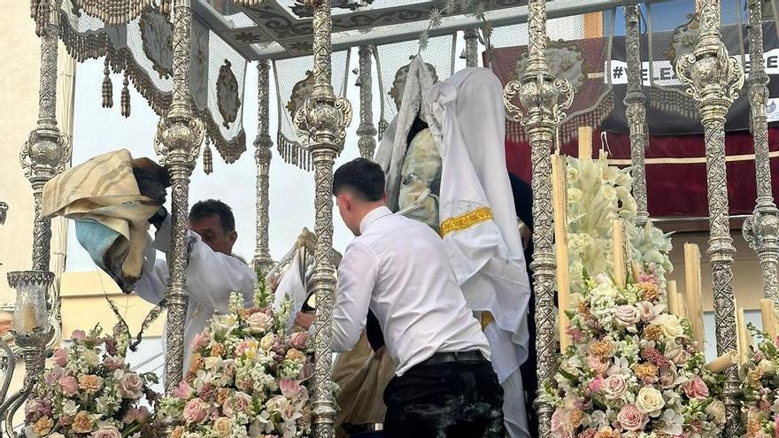 Heridos dos hombres por quemaduras al arder el trono de la Virgen del Rocío de Vélez-Málaga