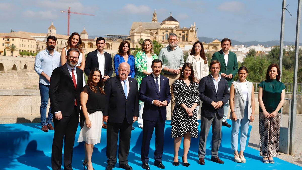 Juanma Moreno posa con la candidatura del PP por Córdoba a las elecciones andaluzas del 19J junto a la Torre de la Calahorra.