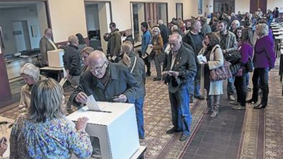 Votantes esperando para depositar la papeleta, el pasado 9-N.