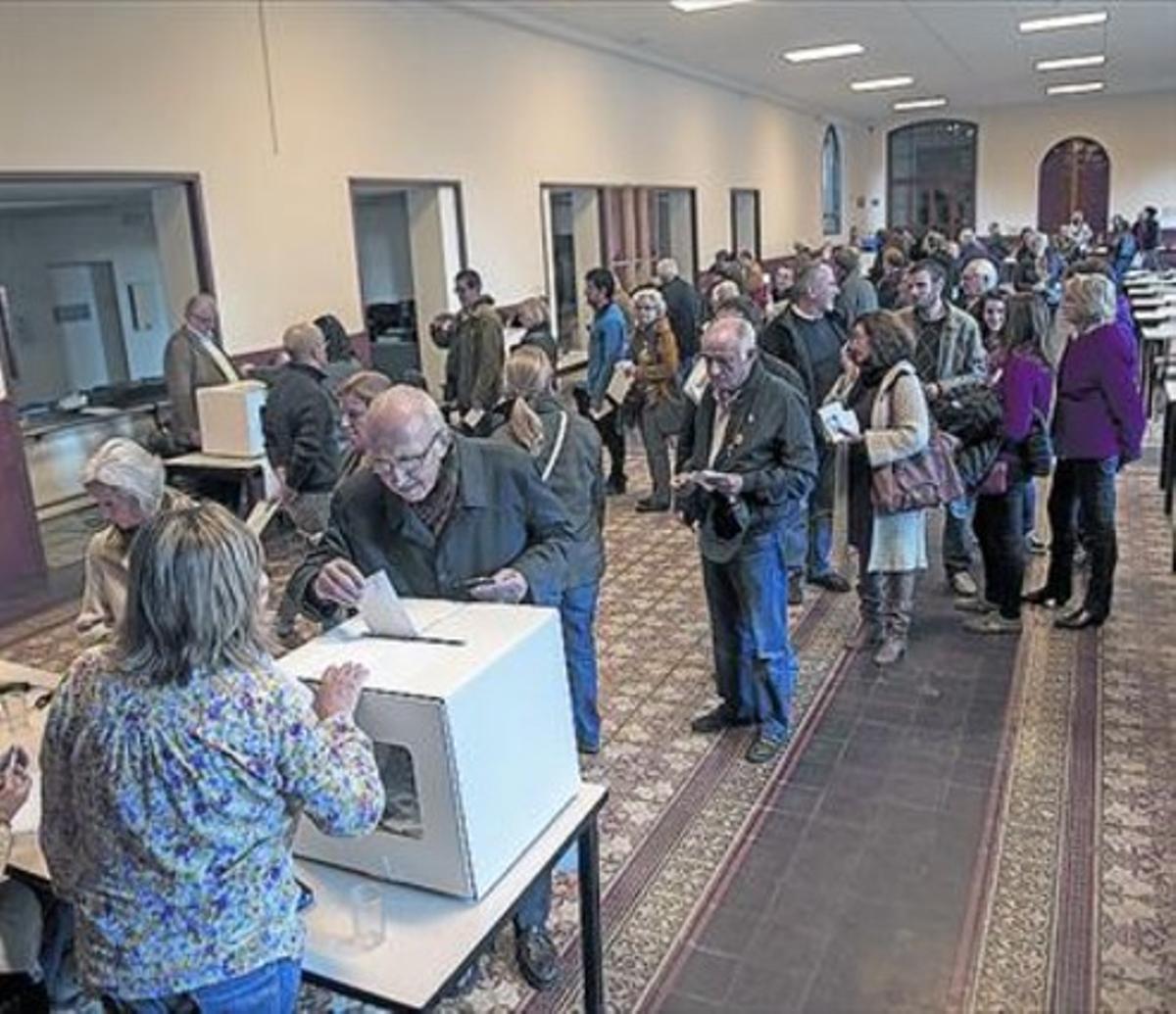 Votantes esperando para depositar la papeleta, el pasado 9-N.