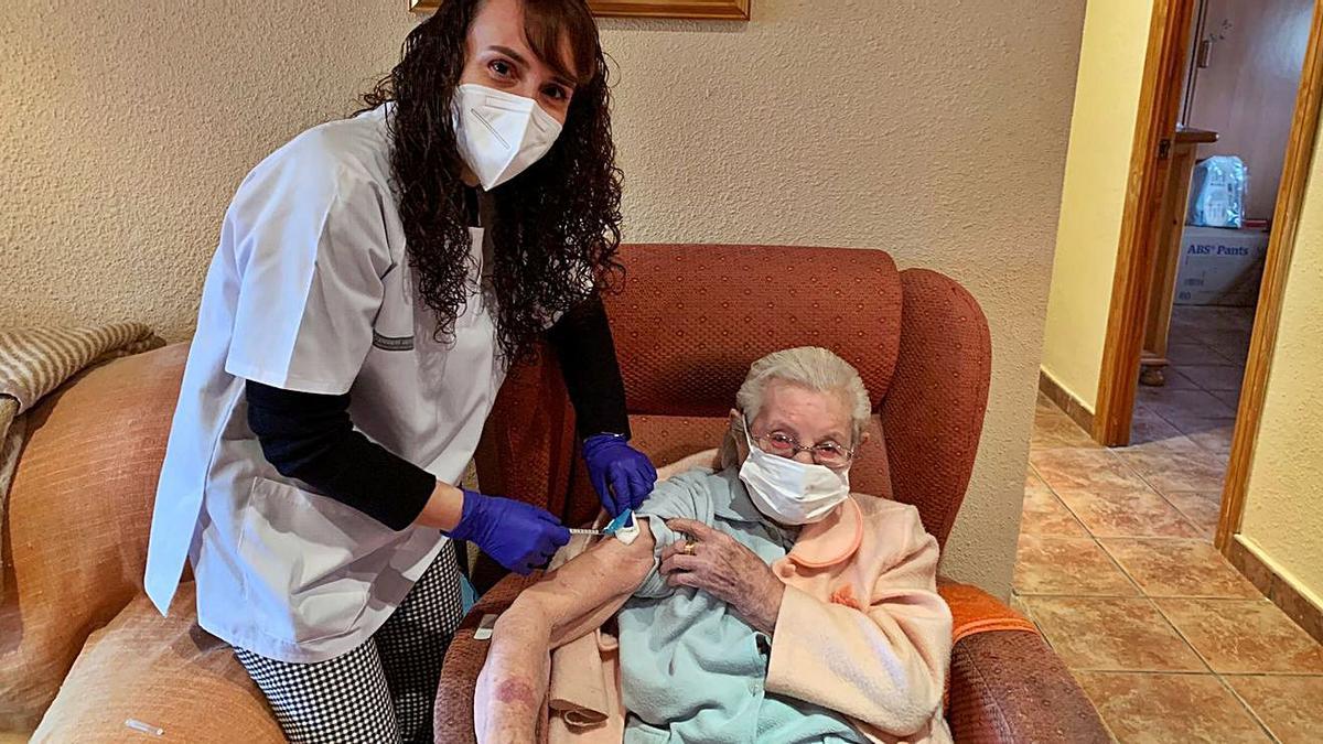 A nurse punctures the first dose of Constanza González at the old woman's house. information A nurse punctures the first dose of Constanza González at the old woman's house. information