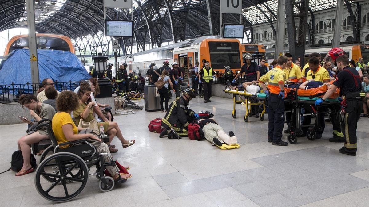 Los equipos de emergencia atienden a los pasajeros en la estación de França.