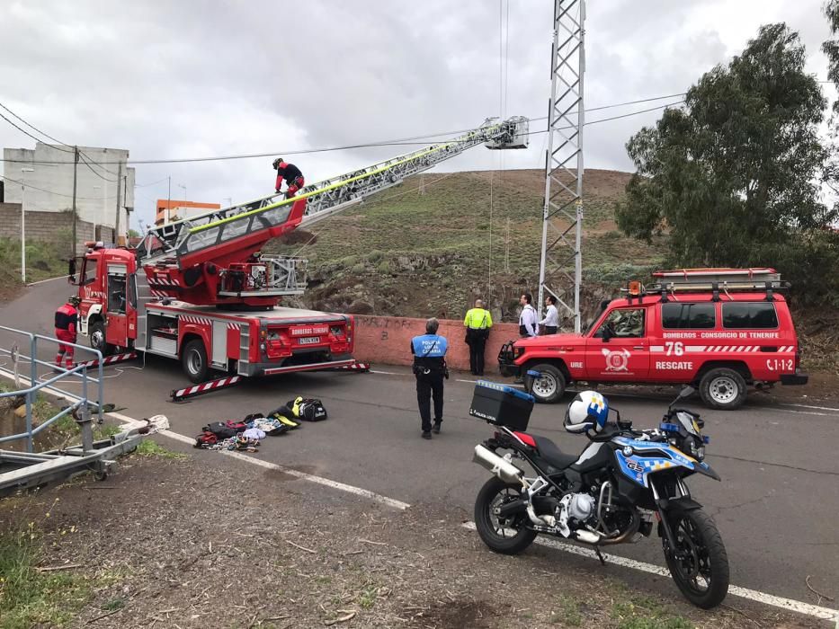 Extracción del cadáver por parte de bomberos.