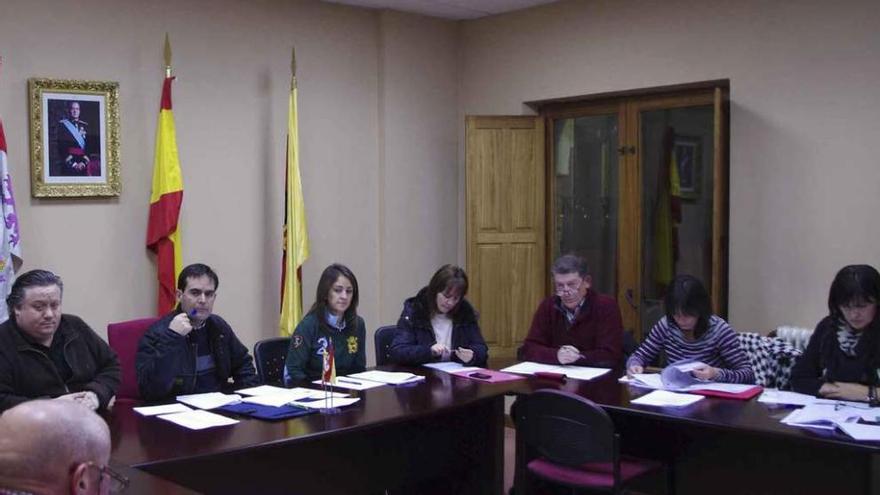 Los representantes del Ayuntamiento de Fuentesaúco durante un pleno.