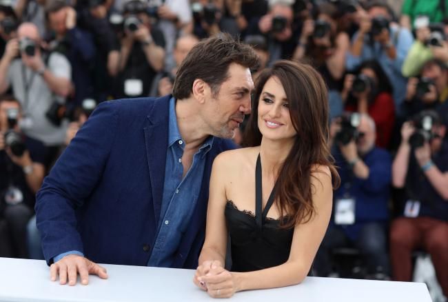 Penélope Cruz, Javier Bardem, Almodóvar y Alejandro Sanz donan al Banco de Alimentos y Cruz Roja