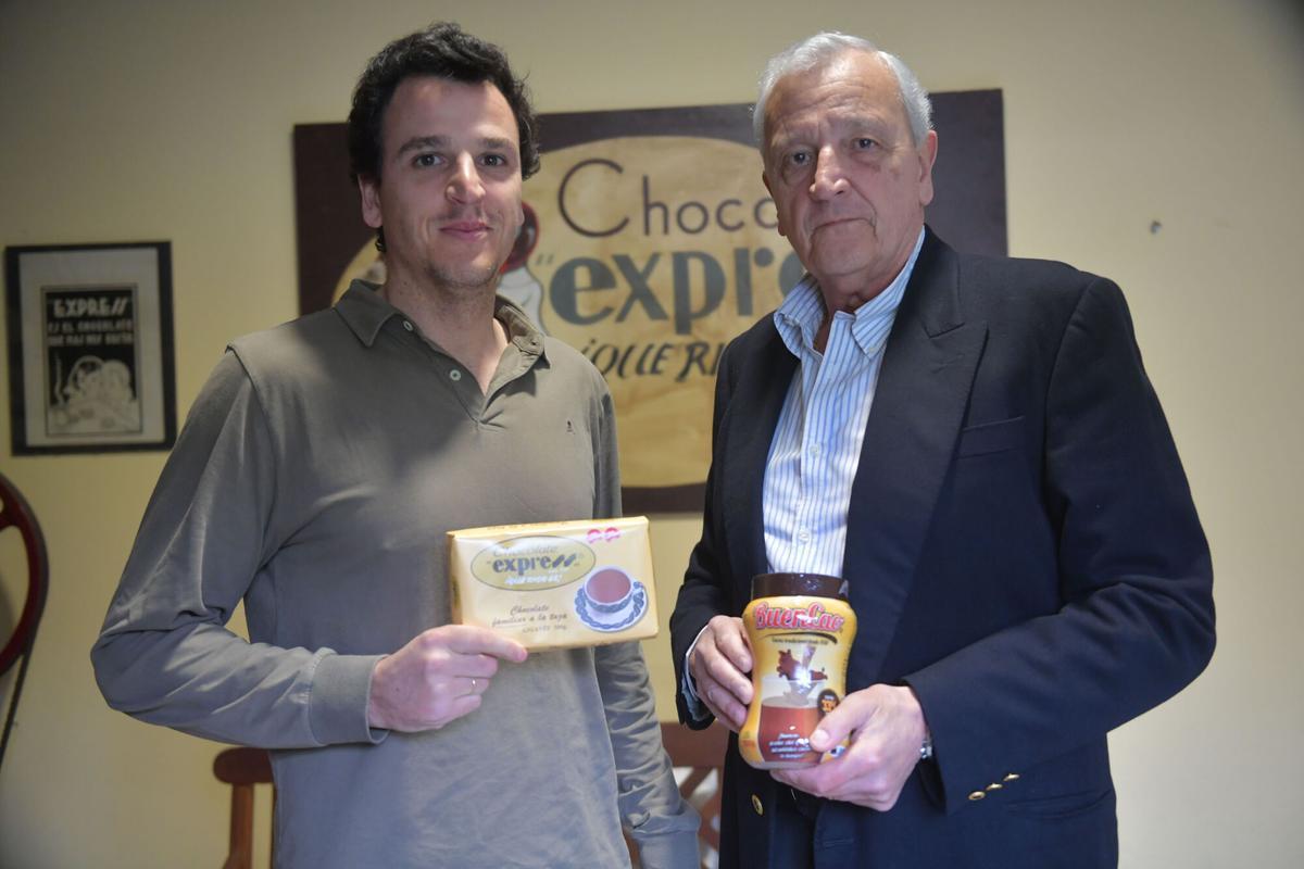 El dueño de esta chocolatería emblemática, Aurelio Fernández, junto a su hijo.