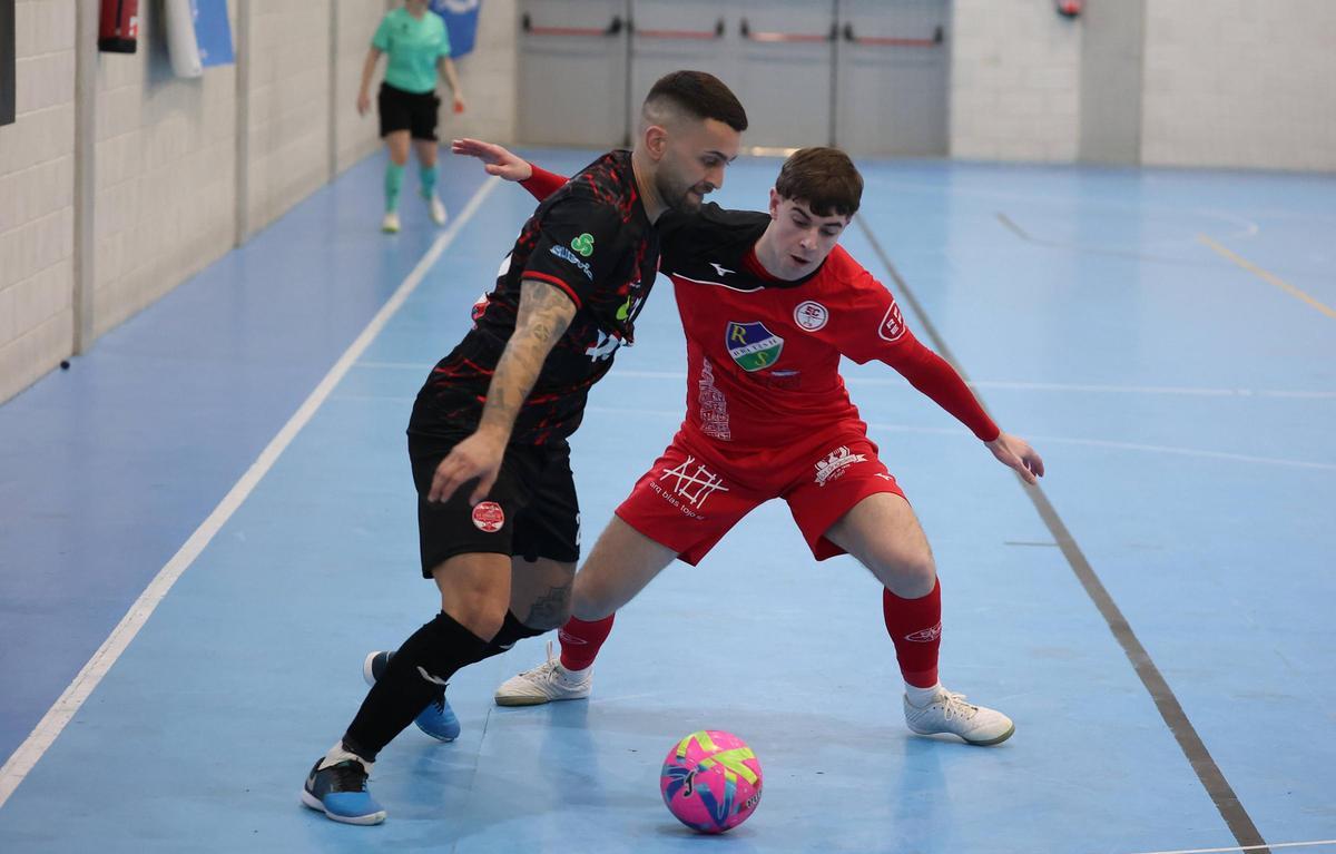Iago Calvo pugna por un balón en el partido ante el IES Coruxo.
