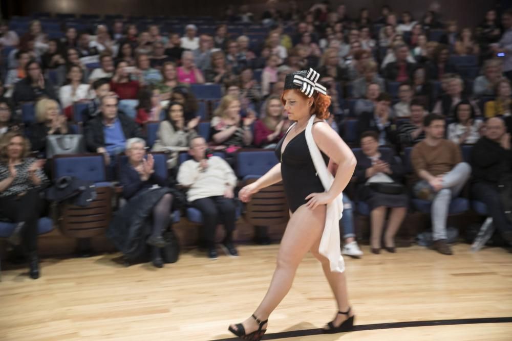 Desfile en el Auditorio de mujeres afectadas por cáncer de mama