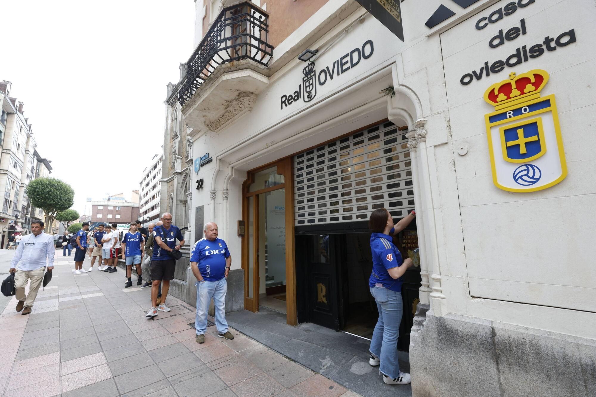 EN IMÁGENES: Colas tras salir a la venta la nueva camiseta del Oviedo en su regreso a Primera