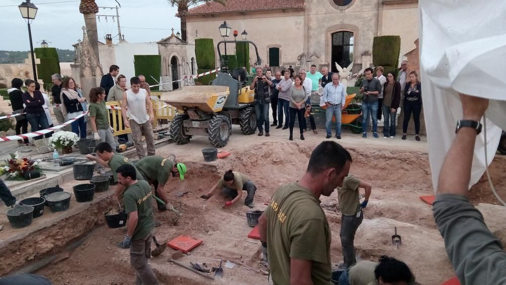 Tercera jornada de trabajos de exhumación en la fosa de Porreres