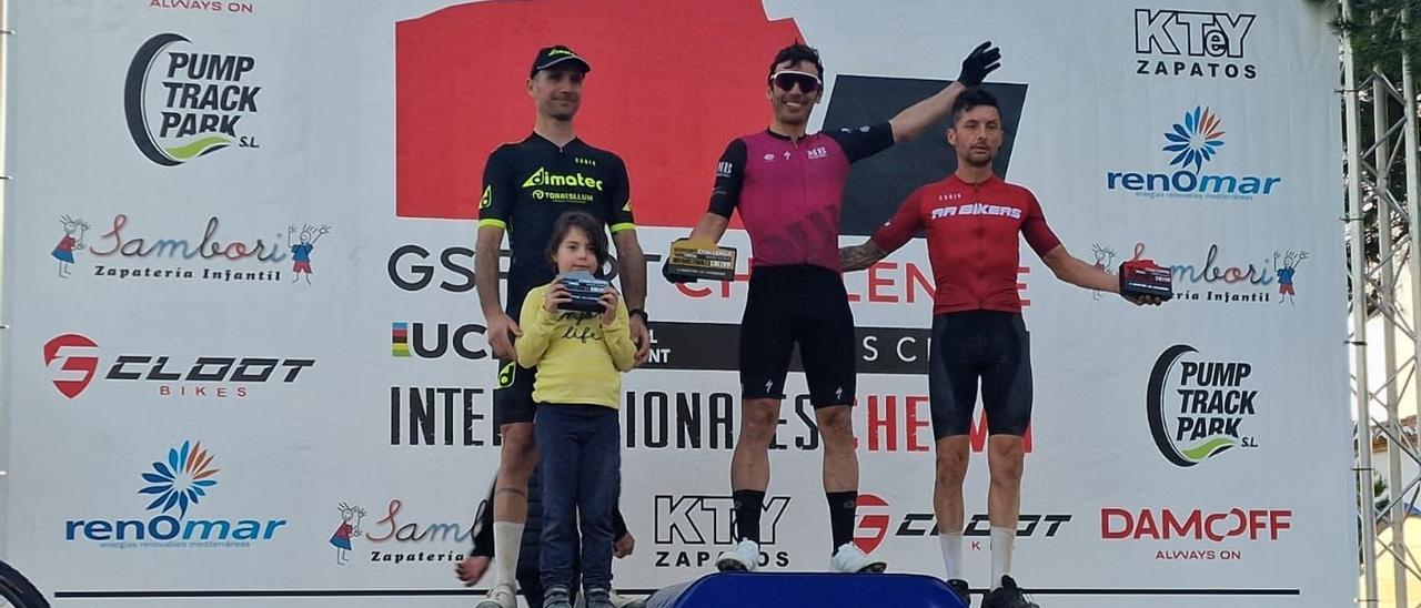 El ciclista grovense Jorge Aguín Castro vuelve a subirse a lo más alto del podio y es el líder provisional del campeonato de España.