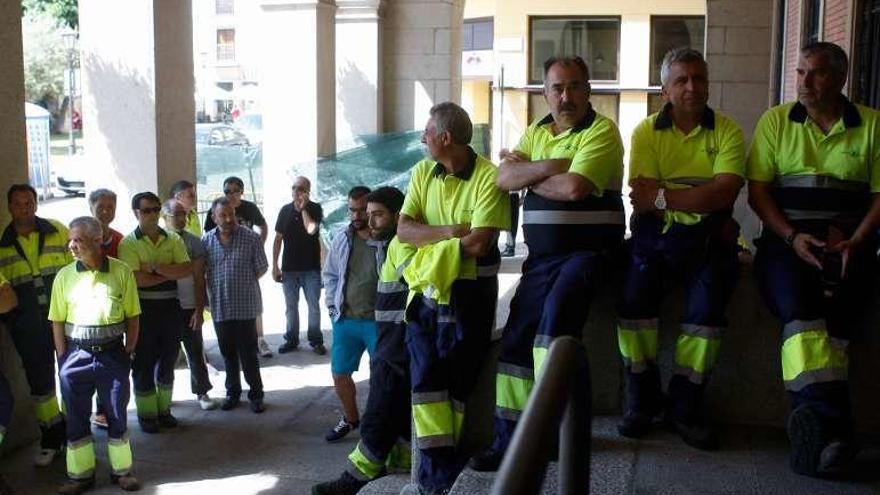 Trabajadores de Zamora Limpia en el Ayuntamiento.