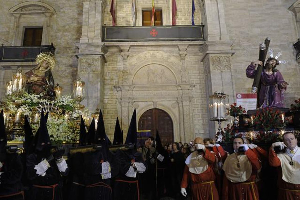 La Santíssima Verge amb el seu Fill a la plaça de la Universitat de Valladolid; durant la processó de l’Encuentro.