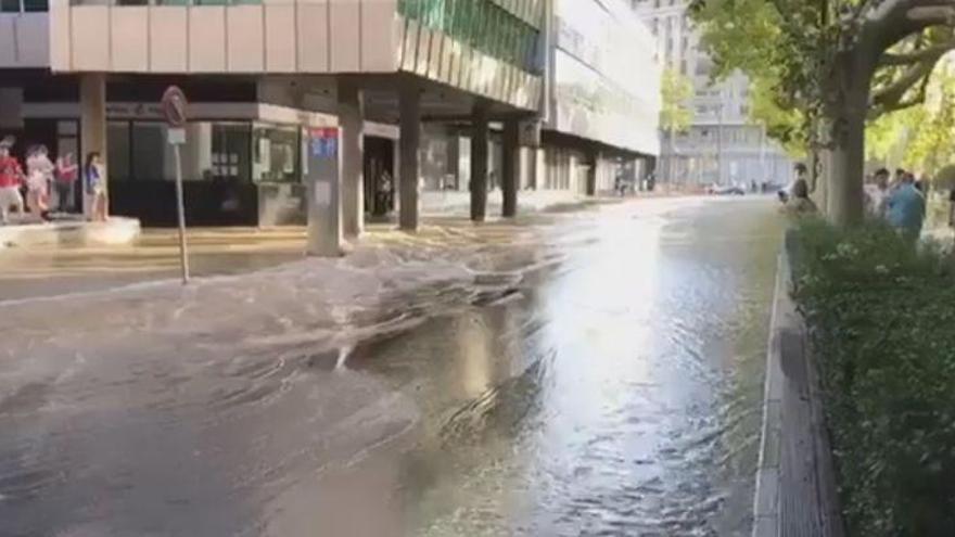 El reventón de una tubería en paseo Sagasta provoca inundaciones en varias calles de la ciudad