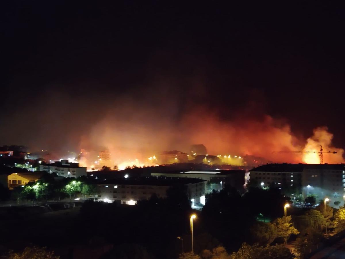Fotogalería | Imágenes del incendio en Plasencia esta madrugada Fotogalería | Imágenes del incendio en Plasencia esta madrugada