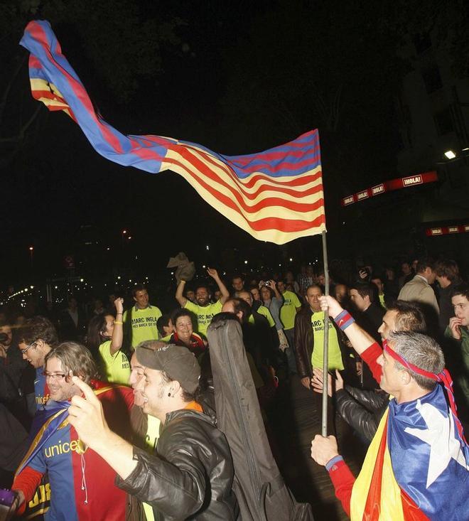 Seguidores del Regal Barcelona celebran en la plaza de Canaletas, en Barcelona, la victoria de su equipo ante el Olympiakos griego en la final de la Euroliga de baloncesto disputada en el Palacio Omnisport de Bercy, en París (Francia).