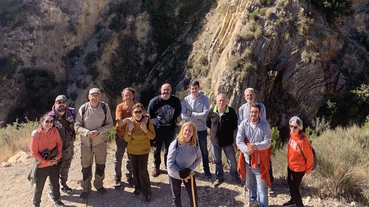 Miembros de la Asociación Paleontológica Alcoyana Isurus en la Sierra de Crevillente