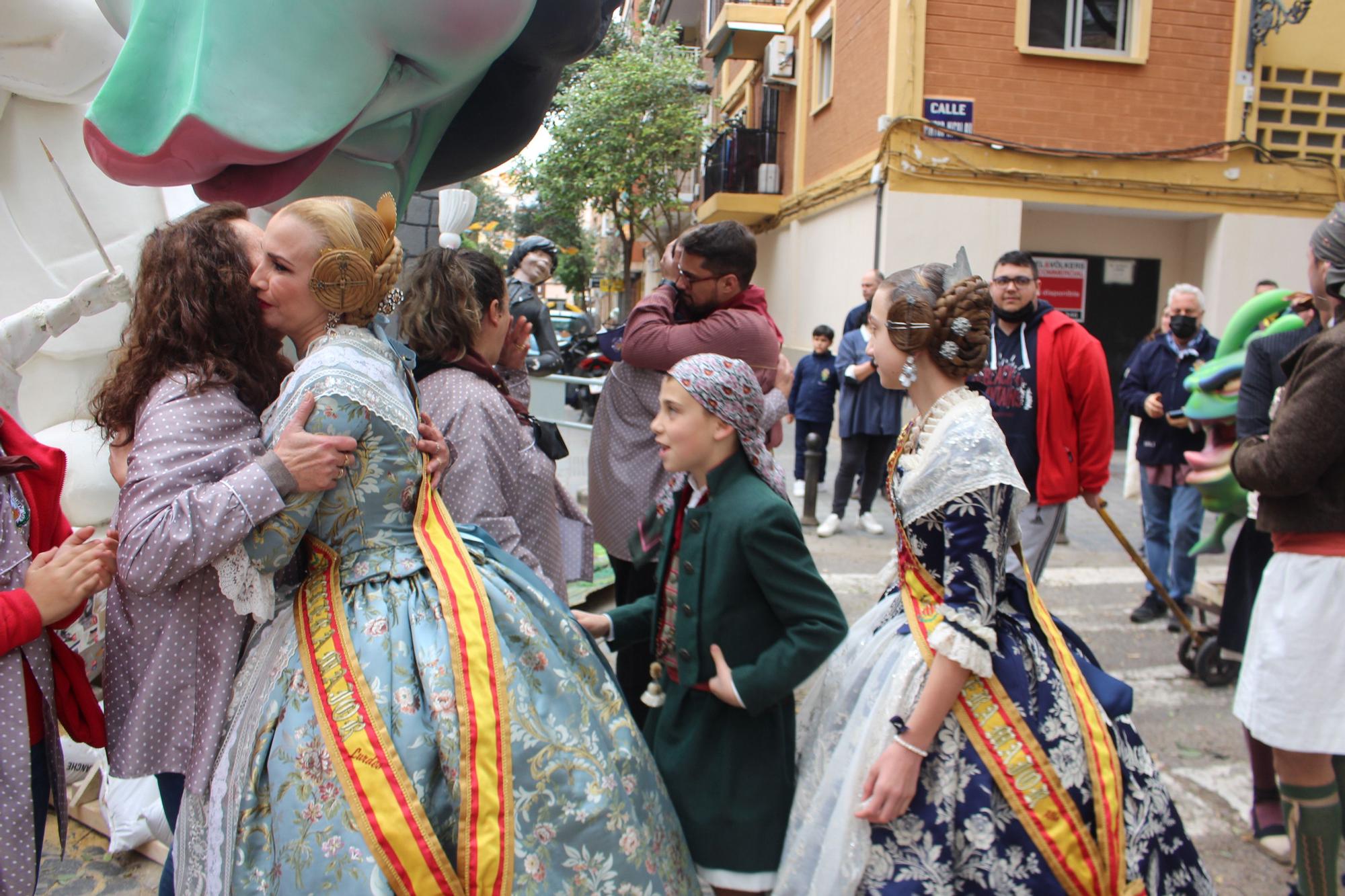 Desolación y solidaridad en la falla Manuel Candela-Av. Puerto