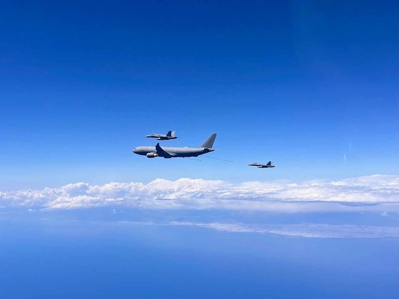 Primer repostaje de los F-18 de la Base Aérea de Gando con el nuevo A330 MRTT